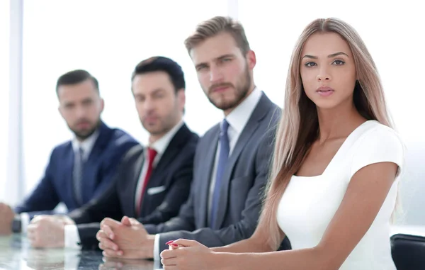 Equipo empresarial serio en un taller — Foto de Stock