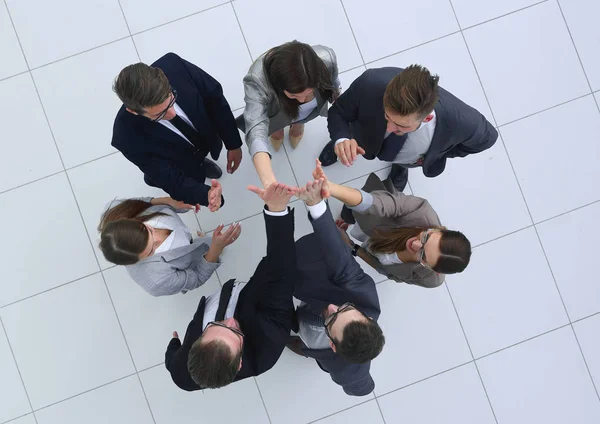 Top view.business-Team, das die Hände zusammenlegt — Stockfoto