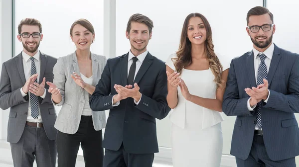 Équipe d'affaires applaudissements tandis que debout dans le bureau — Photo