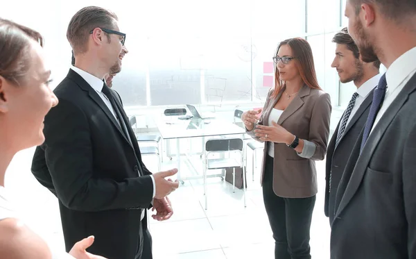 Affärskvinna pratar med affärspartners på sitt kontor — Stockfoto
