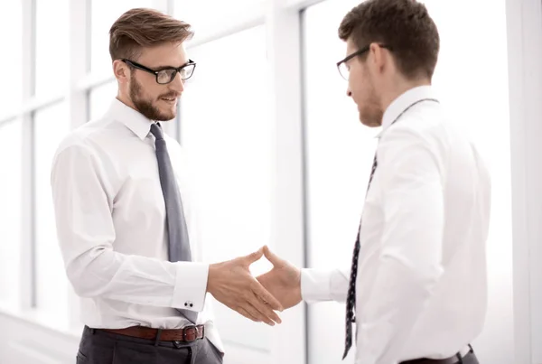 Välkommen handslag personal på kontoret — Stockfoto