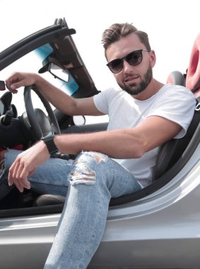 Lüks arabada oturan up.stylish genç adam kapatın