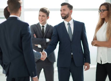 ticaret ortakları modern ofisindeki el sıkışma