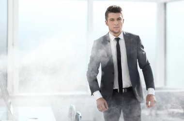 Yangın alarmı sırasında ciddi iş adamı