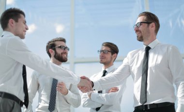 güvenilir el sıkışma iş ortakları