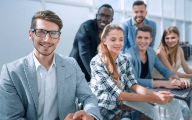 Ofis çalışanları toplantısında masaya oturuyor