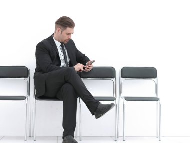 mobil ofis koridorda oturan ile iş adamı