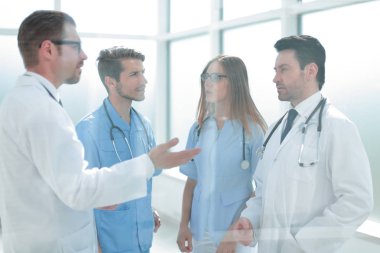 Tıbbi ekip klinikte tartışıyor