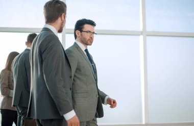 bir öğretmen ile öğrenci girişte devam