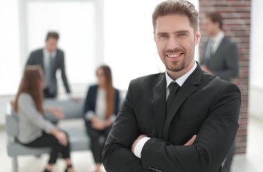 Ofiste bir neşeli iş ortağı portresi