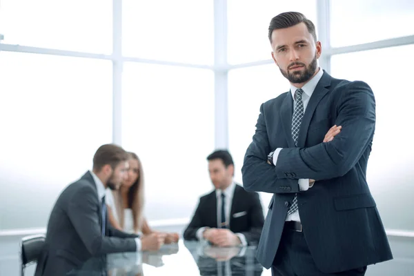 Сучасний бізнесмен стоїть в яскравому офісі — стокове фото