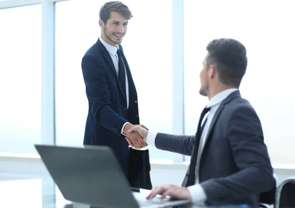 Zwei Geschäftsleute geben sich die Hand — Stockfoto