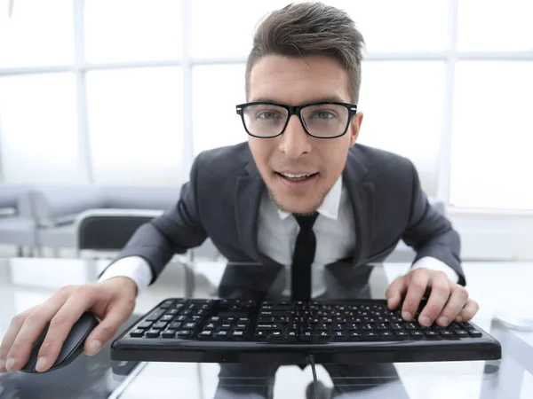 Crazy regardant nerdy homme tapant sur le clavier — Photo