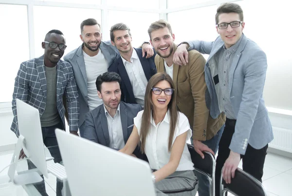 Portret van een multinationale bedrijf team in een modern kantoor — Stockfoto