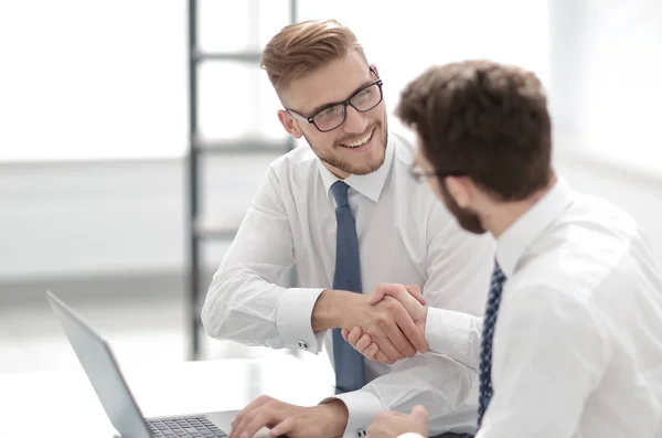 Vista laterale.dipendenti sorridenti stringendo la mano — Foto Stock