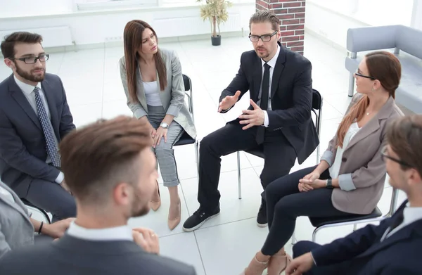 Dipendenti della società seduti in un cerchio e discutere i problemi di lavoro — Foto Stock