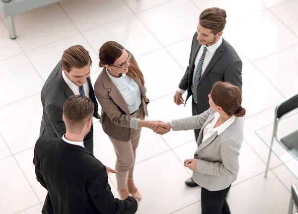 Top view.handshake de dos mujeres de negocios antes de la reunión . —  Fotos de Stock