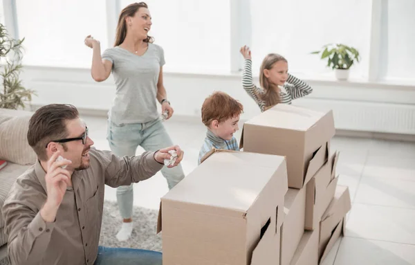 Jong gezin is het hebben van pret in een nieuw appartement — Stockfoto