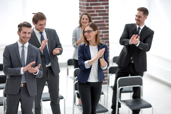 A equipe aplaude o vencedor da conferência — Fotografia de Stock