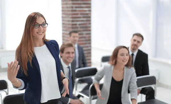 Geschäftsfrau während sie während des Seminars Fragen stellt — Stockfoto