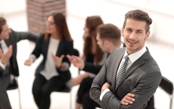 Щасливий молодий бізнесмен на діловій зустрічі — стокове фото