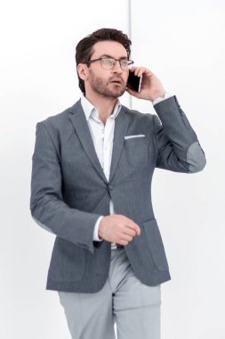 ciddi işadamı Smartphone'da konuşuyor