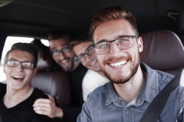 Arkadaşlık, seyahat, tatil, yaz ve insanlar konsepti - arabayla seyahat eden bir grup gülen arkadaş