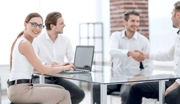 Empresários fazem um acordo no escritório . — Fotografia de Stock
