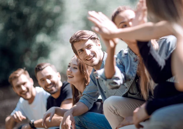 Gute Freunde, die einander eine hohe Fünf geben — Stockfoto