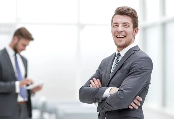 Framgångsrik affärsman i bakgrunden av kontoret — Stockfoto