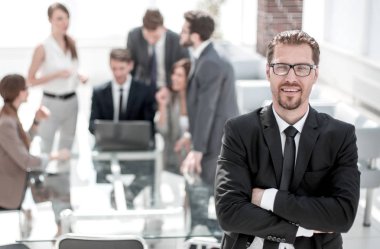 bulanık bir ofis arka plan üzerinde emin iş adamı