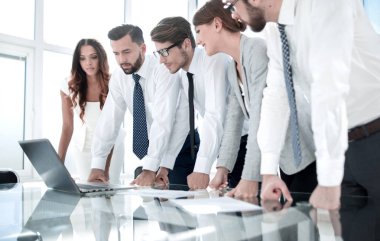 dizüstü ekran bakmak yakından çalışanlar