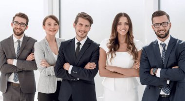 Profesyonel iş ekibi ofiste birlikte duruyor..