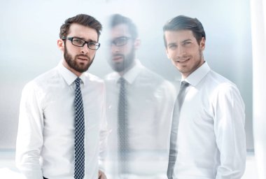 ofiste duran iki iş adamları