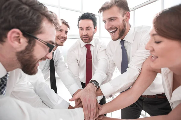 Equipe de negócios feliz conecta suas mãos juntas — Fotografia de Stock