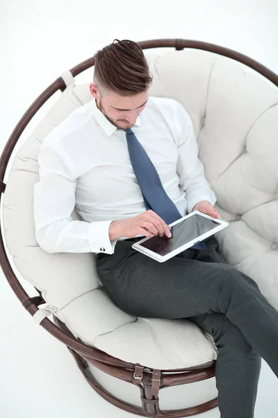 De près. homme d'affaires appuyant sur la tablette numérique à l'écran — Photo