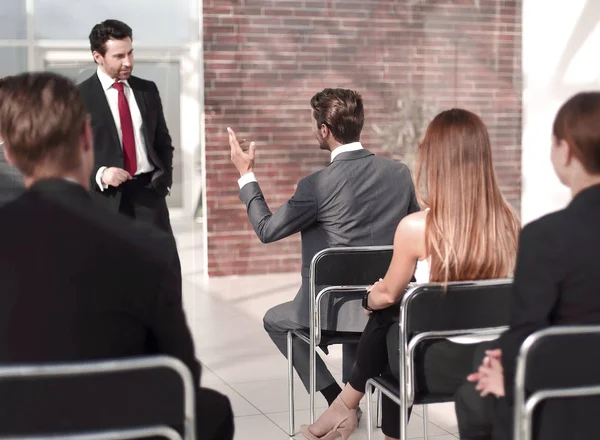 Empregado faz uma pergunta em uma reunião de negócios — Fotografia de Stock