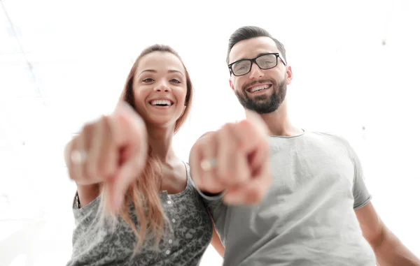 Cerrar up.happy pareja apuntando a usted . — Foto de Stock