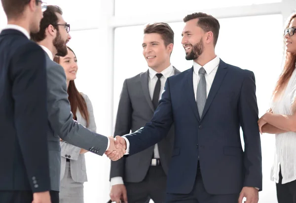 Partner commerciali che stringono la mano come simbolo di unità — Foto Stock