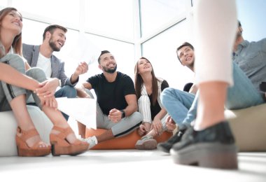 yeni ofisinde oturan genç iş takım
