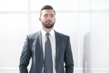 Ofis penceresinin arkasında bir iş adamının portresi