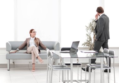 iş arkadaşlarıyla office Resepsiyonda görüşürüz