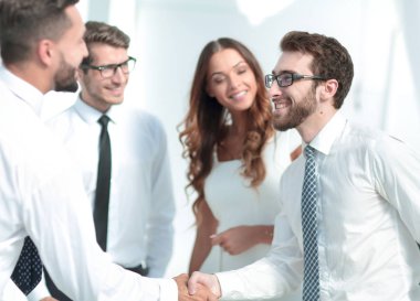 İş ortaklarının güvenilir tokalaşması