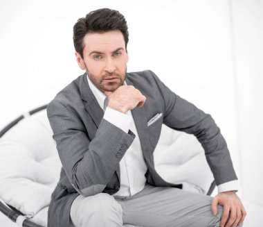 bir sandalyede oturuyor özenli iş adamı