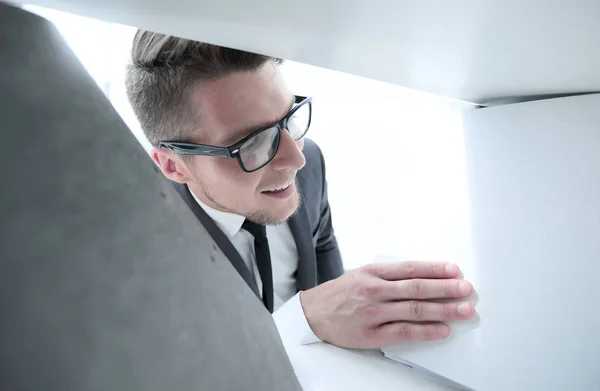 Ο άνθρωπος με τα γυαλιά στο γραφείο ψάχνει για έγγραφα — Φωτογραφία Αρχείου