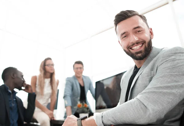 Succesvolle zakenman zitten in een modern kantoor — Stockfoto