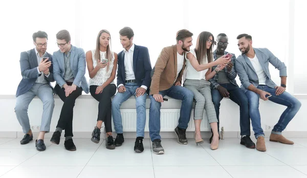 Grupo de jóvenes se comunican en la sala de espera . — Foto de Stock