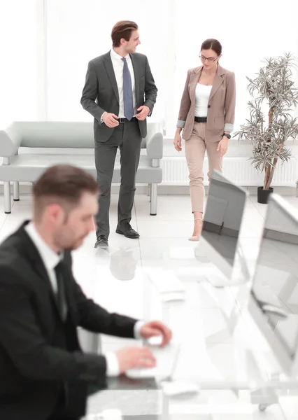 Hombre de negocios utiliza una computadora con el lobby del Banco — Foto de Stock