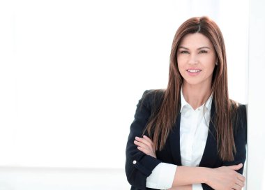 Takım elbiseli genç bir kadının portresini yakından çek.