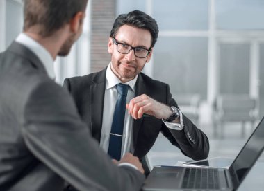 iki işadamları bilgi--dan bir laptop tartışıyor.